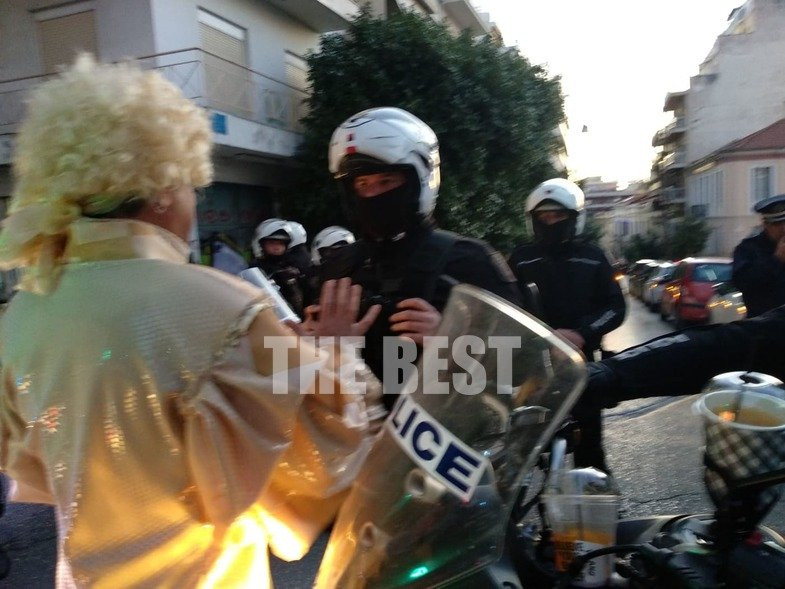 Καρναβαλιστές υπό αστυνομικό κλοιό στην Πάτρα