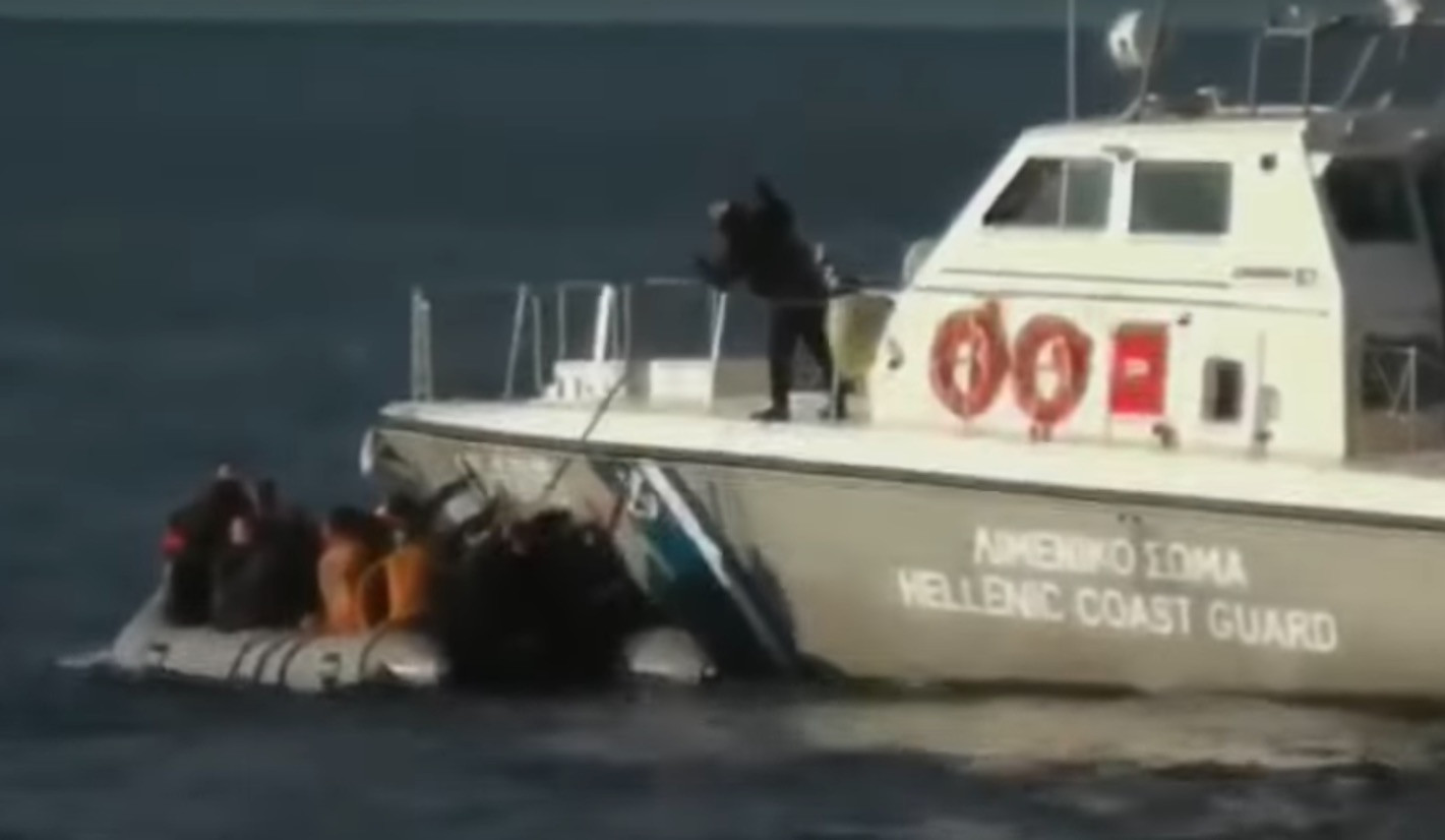 Σκάφη του ελληνικού λιμενικού απωθούν με παράνομους ελιγμούς και πυρά προσφυγική βάρκα [Βίντεο]