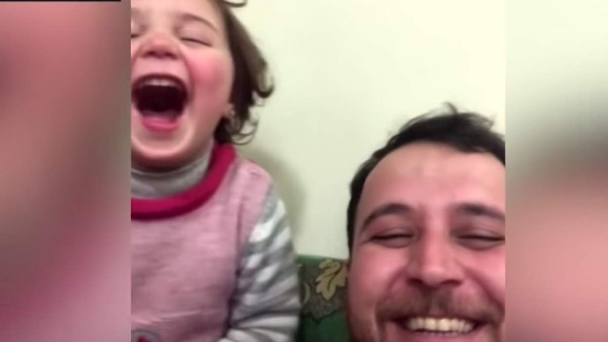 Ο πατέρας και η κόρη που γελούσαν με τις βόμβες διέφυγαν στην Τουρκία