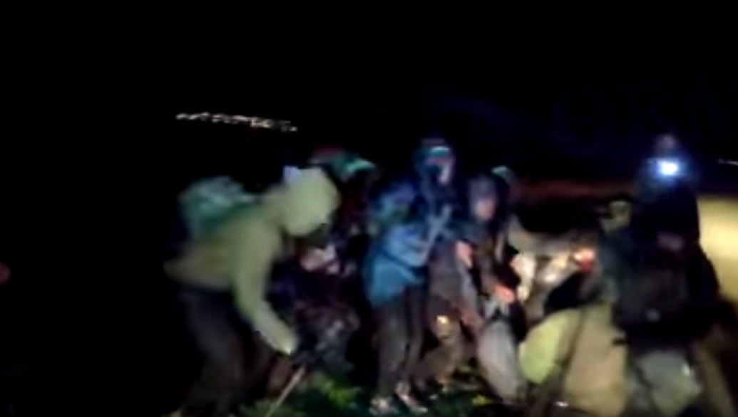 Βίντεο Ντοκουμέντο: Ένοπλη ομάδα «συλλαμβάνει» πρόσφυγες στον Έβρο
