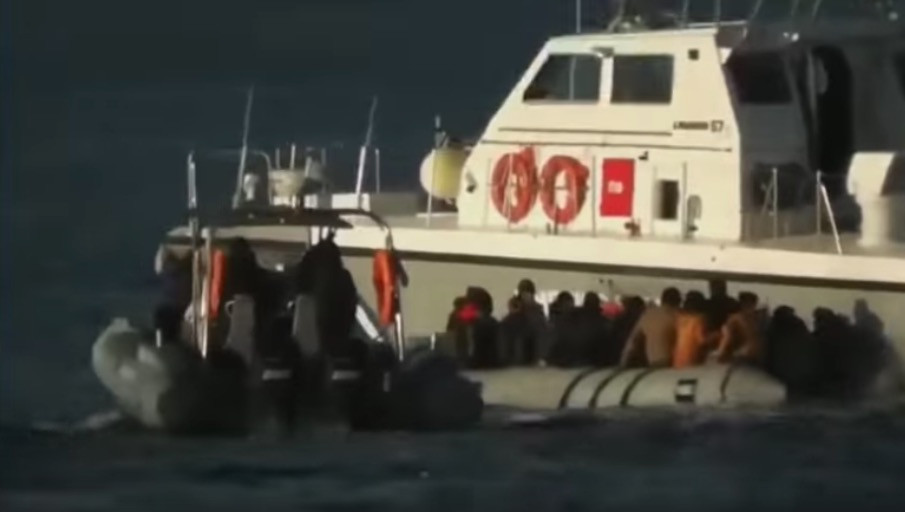 Καμία απάντηση από την κυβέρνηση για το βίντεο με τη βίαιη απώθηση προσφυγικής βάρκας
