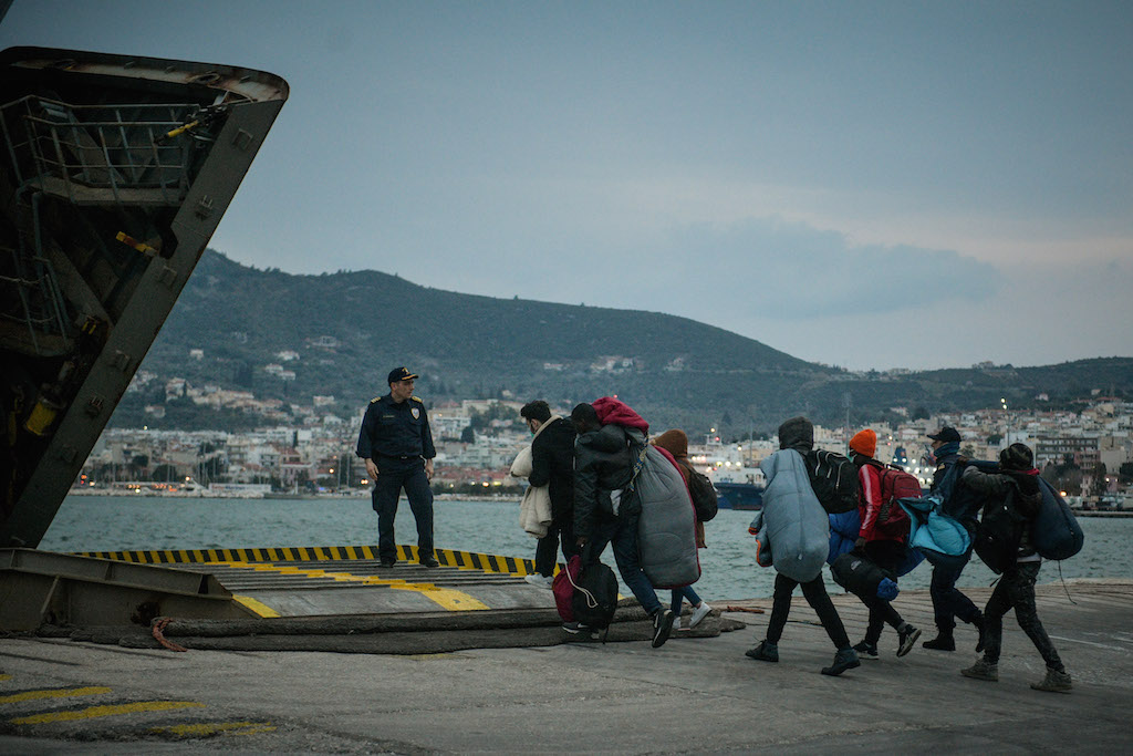 Μετεγκατάσταση – παρωδία προσφύγων… στο άγνωστο