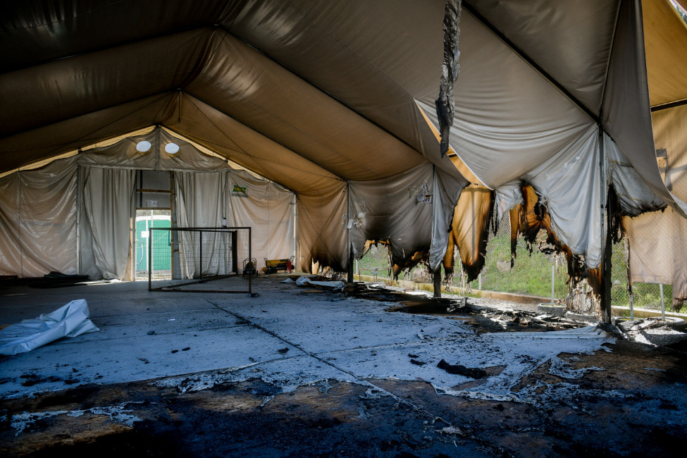 Στέλεχος ΝΔ για φλεγόμενη δομή προσφύγων στη Λέσβο: «One happy night»