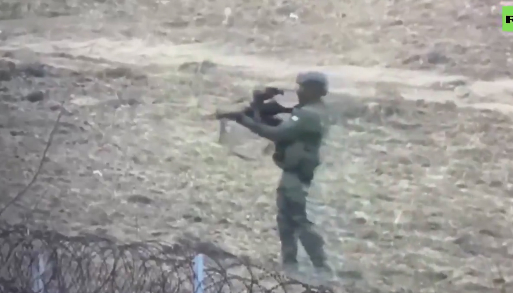 Έβρος: Το Russia Today δημοσιεύει βίντεο με Έλληνα στρατιωτικό να πυροβολεί σε ευθεία βολή