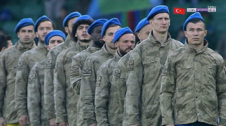 Με στολή παραλλαγής ποδοσφαιριστές τουρκικής ομάδας απέναντι σε αντίπαλο με Έλληνες παίκτες