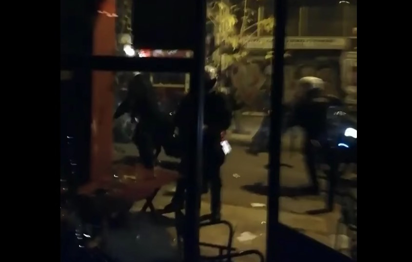 Αστυνομικοί της «ΔΡΑΣΗΣ» σπάνε κατάστημα στα Εξάρχεια [Βίντεο]