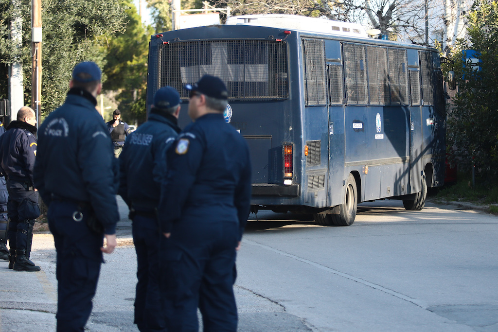 Αστυνομικοί προς Χρυσοχοΐδη για κοροναϊό: «Απίστευτη ανετοιμότητα»