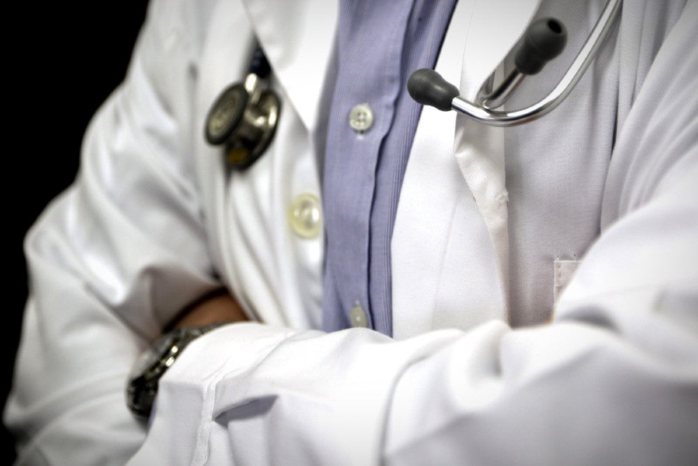 Οι νoσοκομειακοί γιατροί κατηγορούν την κυβέρνηση για εμπαιγμό