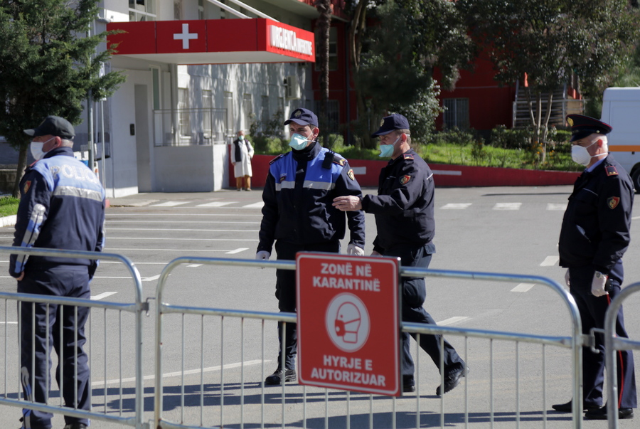 Η Αλβανία κλείνει τα σύνορα με την Ελλάδα