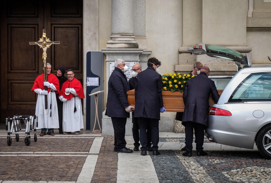 Τα θύματα του κορονοϊού στην Ιταλία πεθαίνουν μόνα τους, ενώ οι κηδείες αναστέλλονται