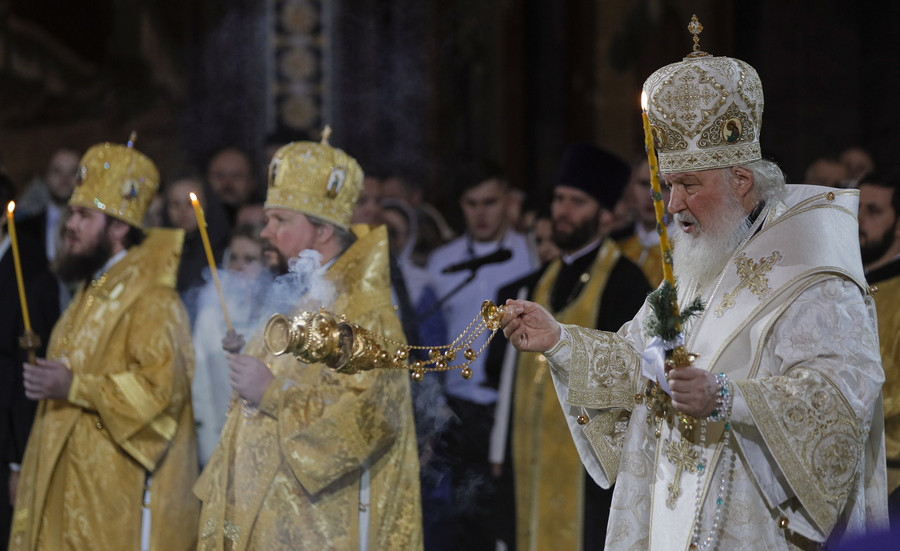 Ρώσικη Ορθόδοξη Εκκλησία: Με κουταλάκια μιας χρήσης η Θεία Κοινωνία, τέλος το χειροφίλημα