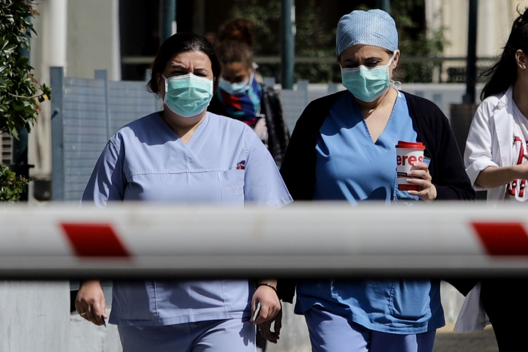 ΕΟΔΥ: Αντί εξασφάλισης υλικών… οδηγίες για νοσηλεία δίχως μάσκες