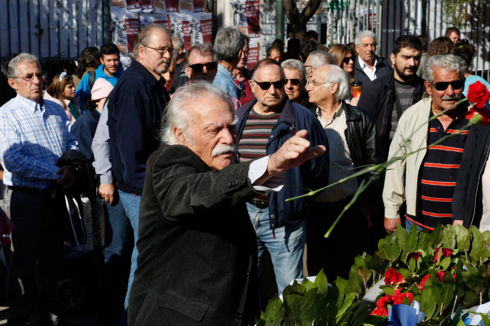 Τελευταίο «αντίο» στον Μανώλη Γλέζο από τα μπαλκόνια