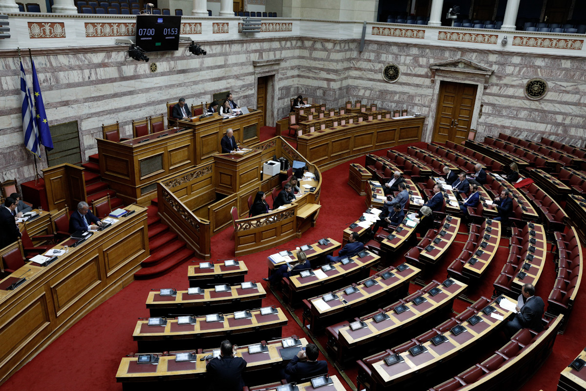 Περικοπή 50% στην αποζημίωση βουλευτών: Όταν η ΝΔ κατηγορούσε το Μητσοτάκη για «τζάμπα μάγκα»