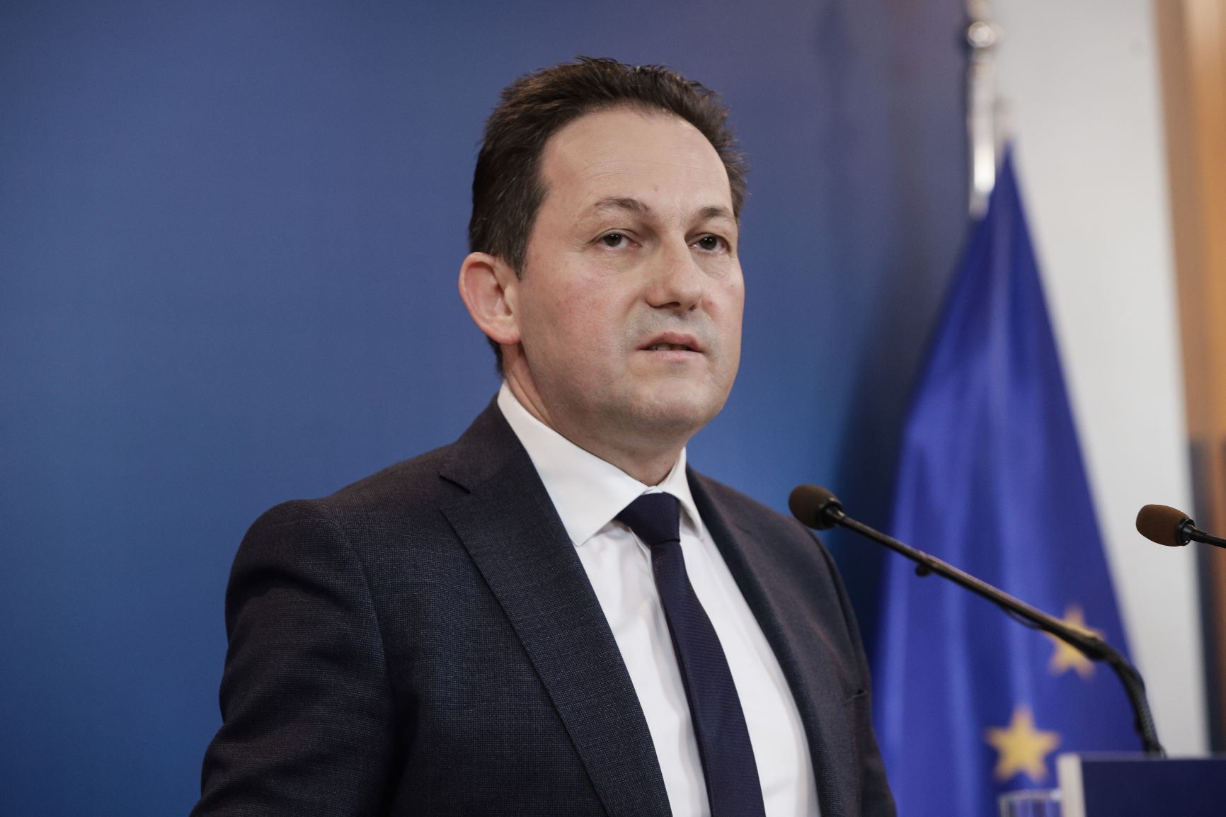 «Λαϊκισμός» κατά τον Πέτσα η πρόταση ΣΥΡΙΖΑ για υποχρεωτική περικοπή 50% στις απολαβές βουλευτών