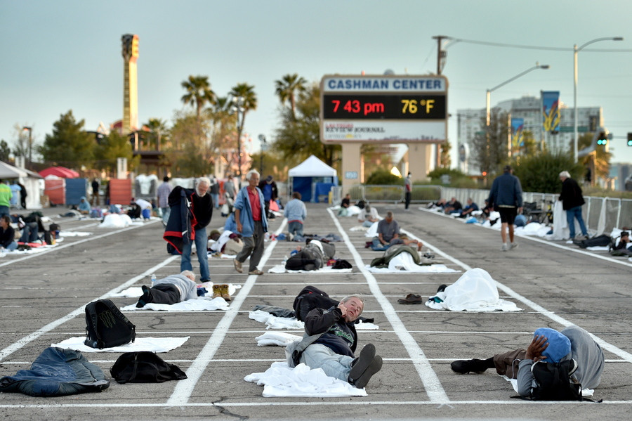 Λας Βέγκας: Σε υπαίθριο πάρκινγκ «φιλοξενούνται» δεκάδες άστεγοι εν μέσω πανδημίας