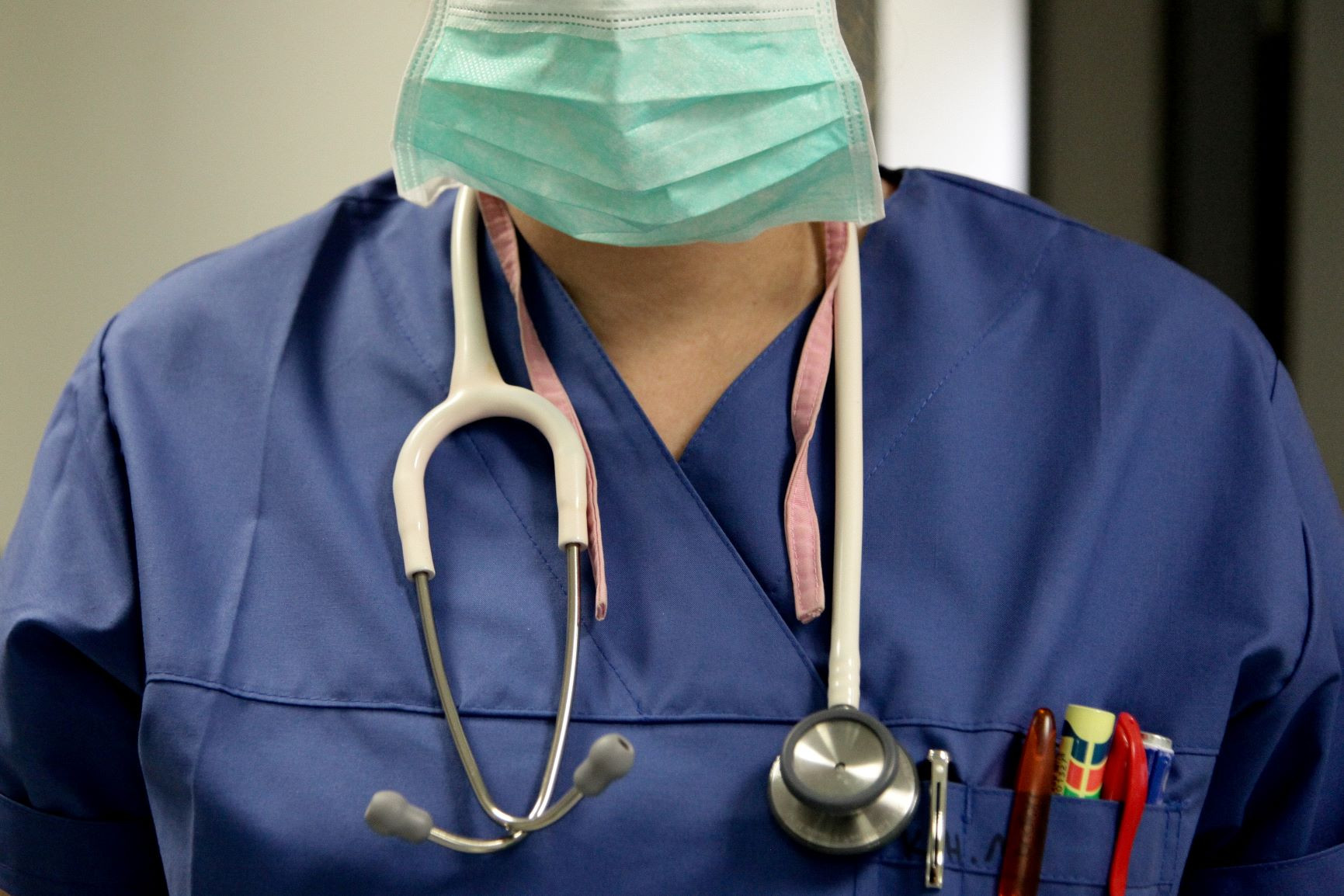 Νοσοκομειακή γιατρός καταγγέλλει «τα πέντε ψέματα της κυβέρνησης»