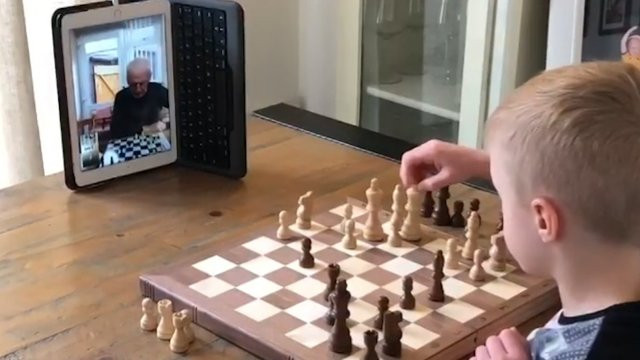 71χρονος παππούς παίζει σκάκι με τον εγγονό του μέσω facetime [BINTEO]