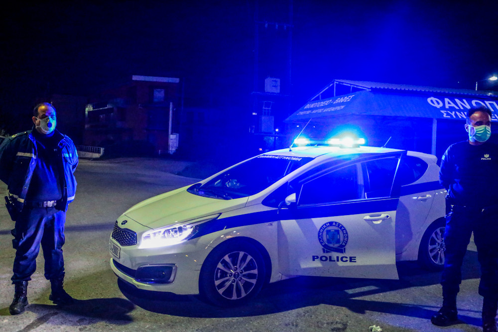 Αστυνομικά μπλόκα σε συνοικία της Λάρισας μετά από τα κρούσματα κοροναϊού σε οικισμό Ρομά