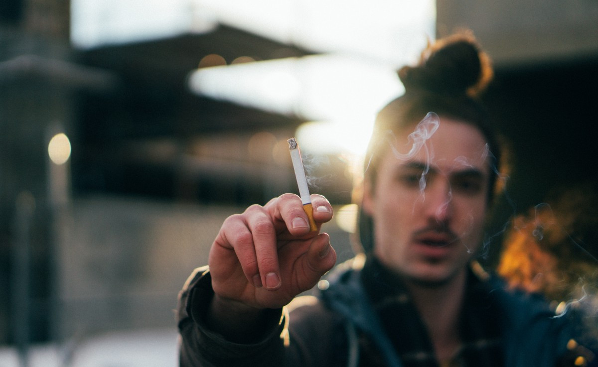 Καπνιστές και ατμιστές πιο ευάλωτοι στον κοροναϊό