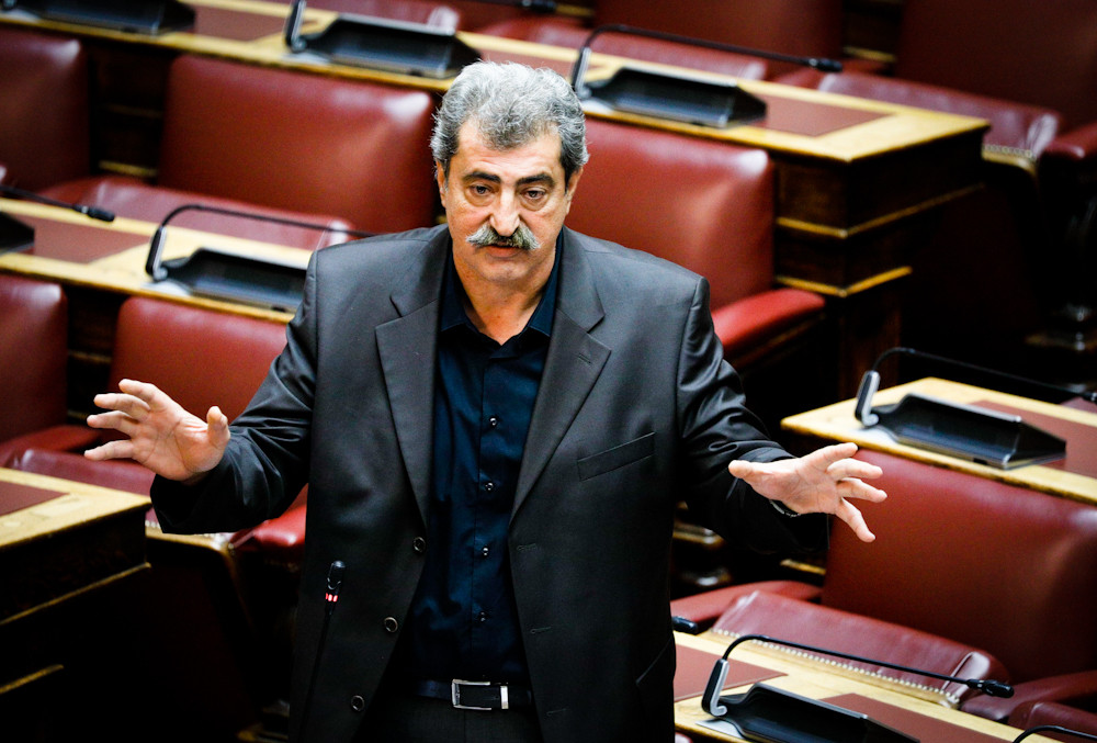 Παύλος Πολάκης στο Tvxs.gr: Βάζουμε πλάτη στην αντιμετώπιση της πανδημίας, όχι στη μάσα