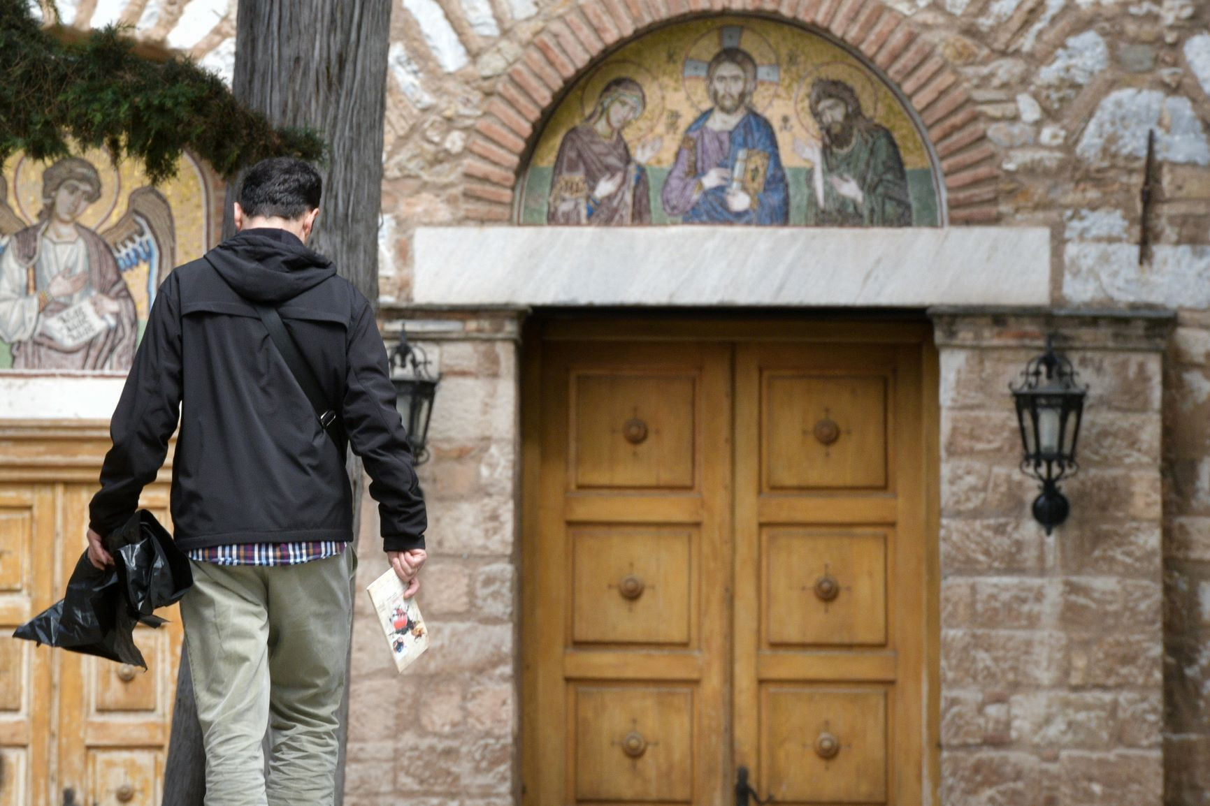 Απόπειρα εμπρησμού στη Μονή Πετράκη: Στο τραπέζι το σενάριο της «εκδίκησης» θρησκόληπτων