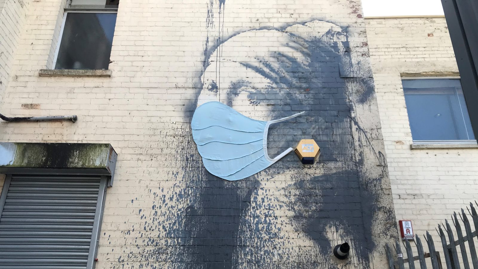 Το «Κορίτσι με το τρυπημένο τύμπανο» του Banksy «φόρεσε» μάσκα