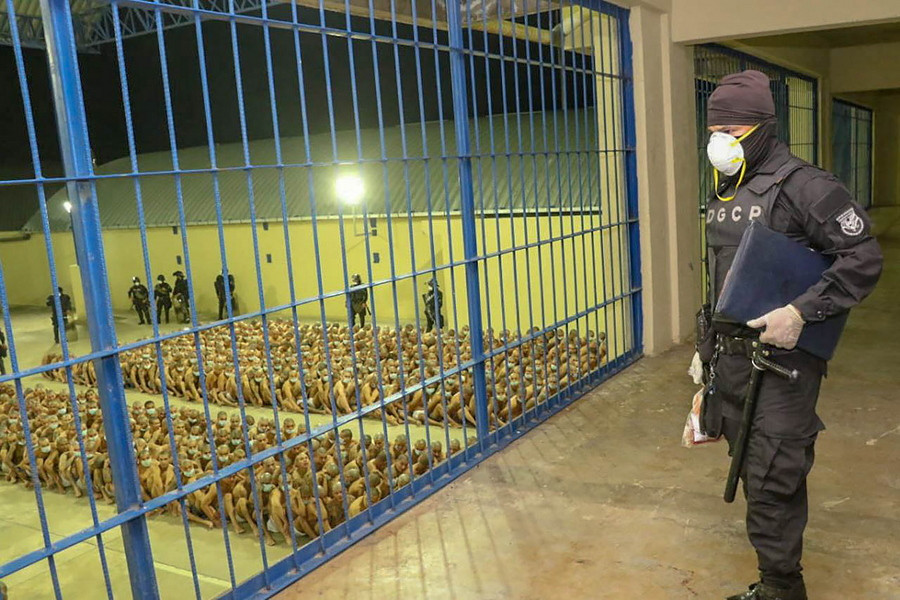 Εικόνες ντροπής από φυλακές στη Λατινική Αμερική