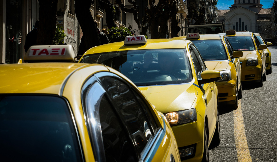 Έντονη αντίδραση ιδιοκτητών ταξί στα μέτρα της κυβέρνησης: «Κακόγουστο αστείο η μεταφορά μόνο ενός επιβάτη»
