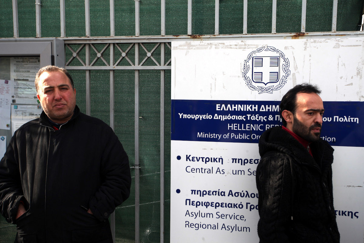 Συνεχίζουν την απεργία διαρκείας οι συμβασιούχοι της υπηρεσίας ασύλου – Καταγγέλλουν τον Μηταράκη για «εμπαιγμό»