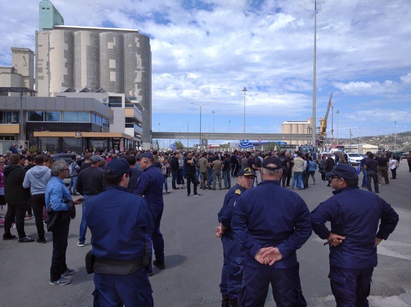 Συγκέντρωση στη Σούδα κατά την υποδοχής προσφύγων από τη Λιβύη