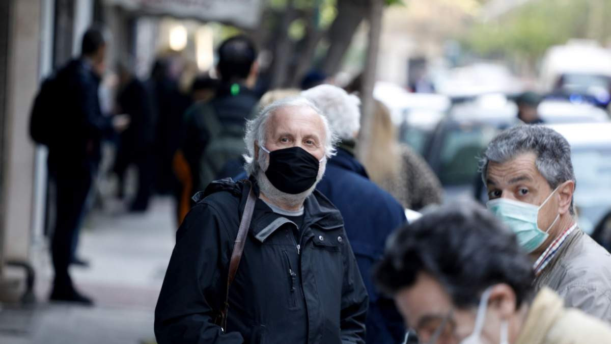 Καθηγητής Πνευμονολογίας: «Έως και 13 φορές πιο πιθανό να νοσήσουμε με υφασμάτινη μάσκα»