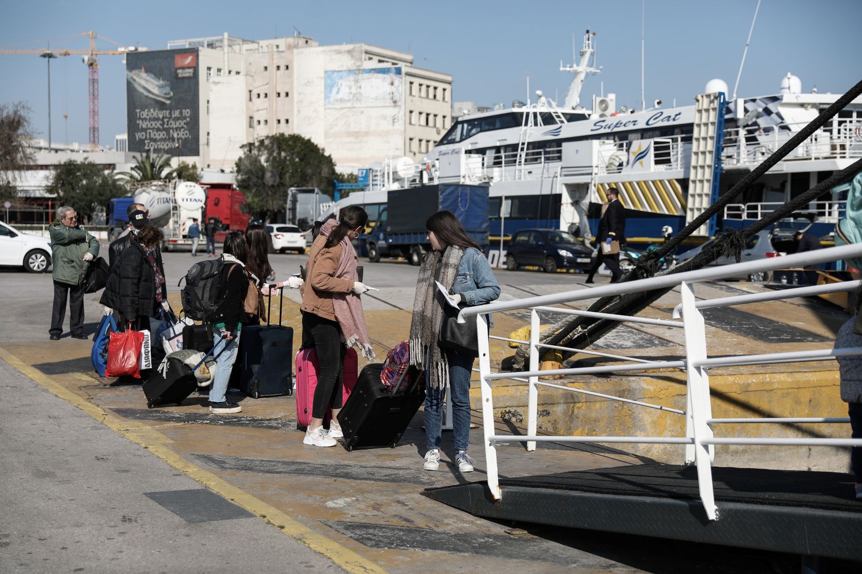 Ποιοι θα ταξιδεύουν στα νησιά από Δευτέρα