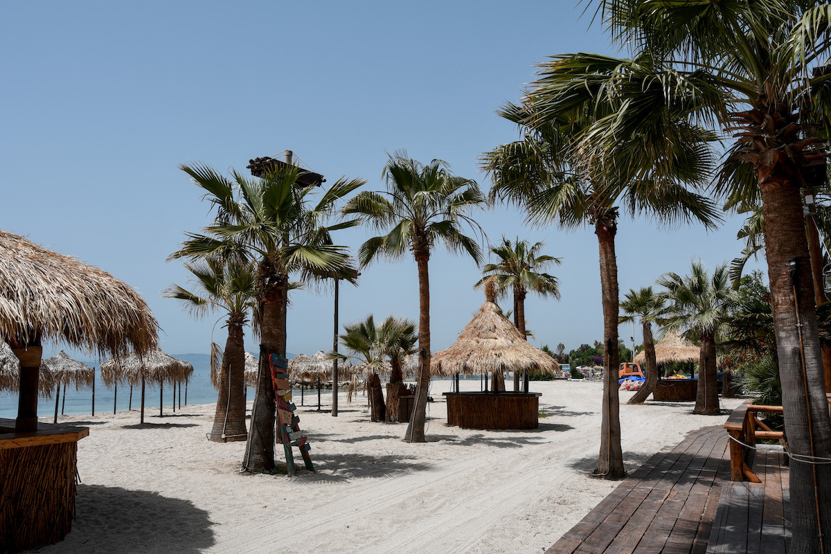 Μπάχαλο με τα beach bar – Δεν έχει εκδοθεί η απόφαση για ομπρέλες και ξαπλώστρες