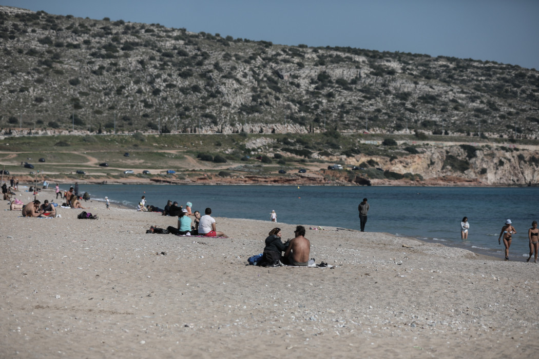 Επίθεση με πέτρες σε δημοσιογράφο του Alpha σε παραλία της Αττικής