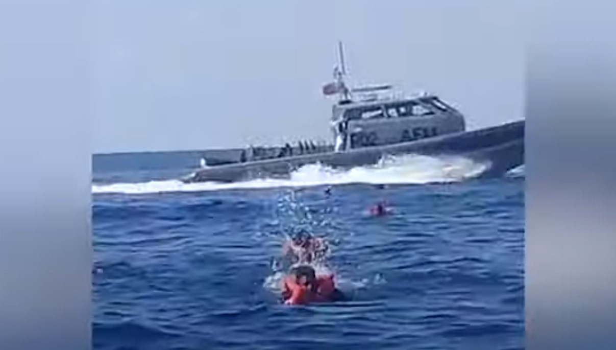 Το μαλτέζικο Λιμενικό άφησε αβοήθητους πρόσφυγες στη θάλασσα [Βίντεο]