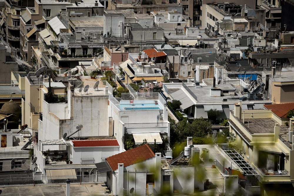 Η Κομισιόν «καρφώνει» τις δεσμεύσεις της κυβέρνησης για πρώτη κατοικία και κατώτατο μισθό