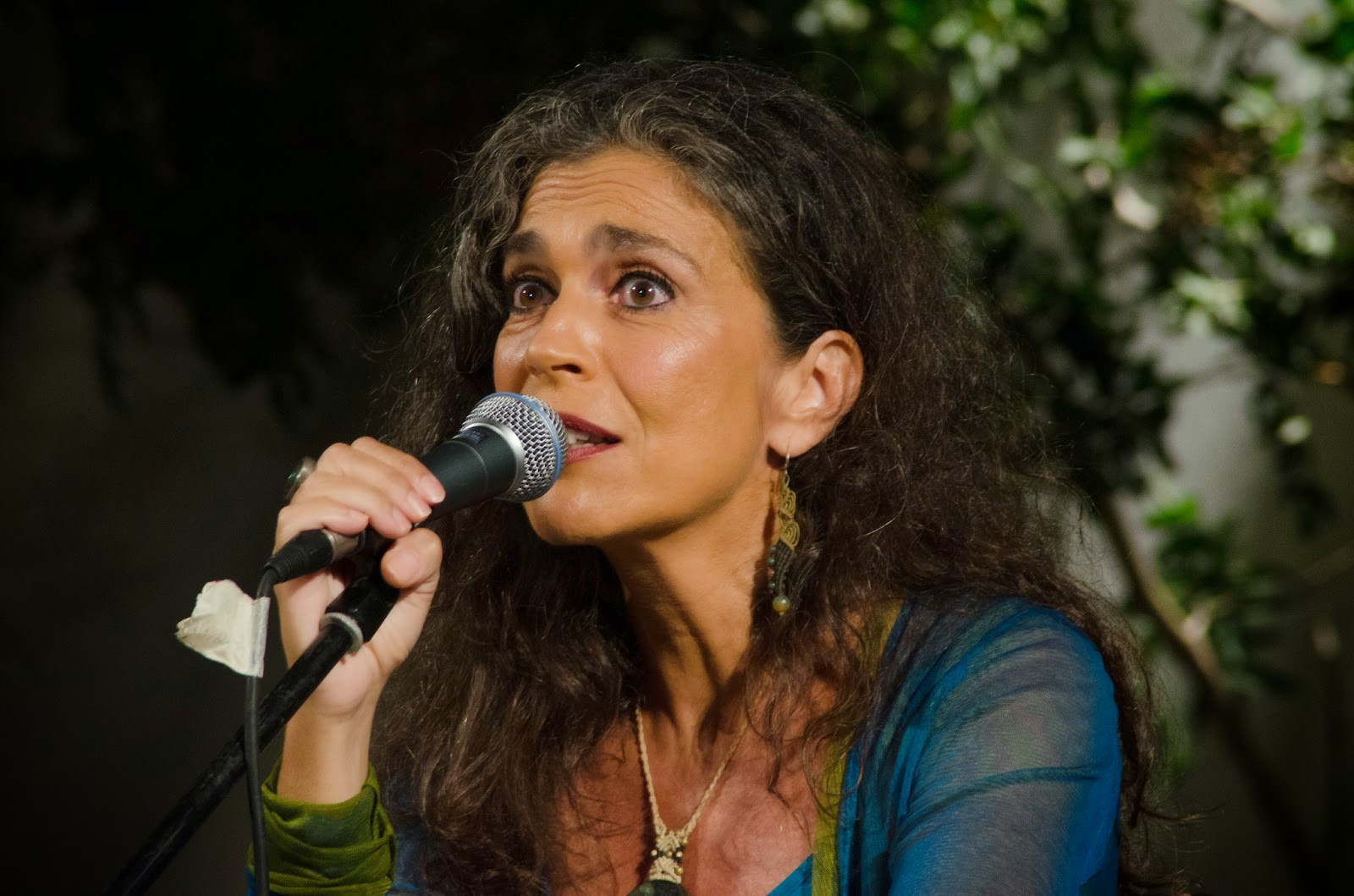 Η Σαβίνα Γιαννάτου συνδυάζει στοιχεία αυτοσχεδιασμού με τις μουσικές του κόσμου
