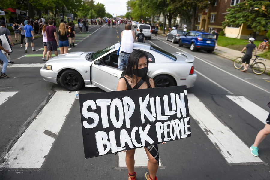 ΗΠΑ: «Έκρηξη οργής» για τον θάνατο Αφροαμερικάνου μετά από κακοποίηση από αστυνομικό [Βίντεο]