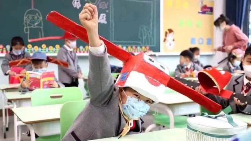 Μαθητές κατασκευάζουν καπέλα για κοινωνική αποστασιοποίηση [ΒΙΝΤΕΟ]