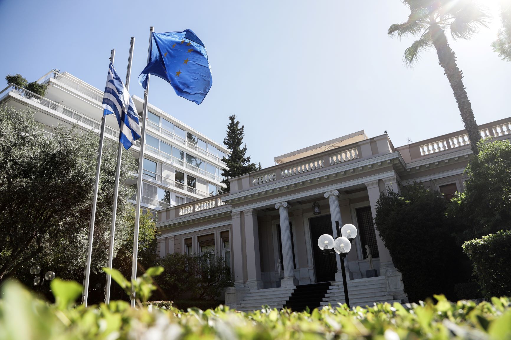 Παρέμβαση Ρουβίκωνα έξω από το Μέγαρο Μαξίμου