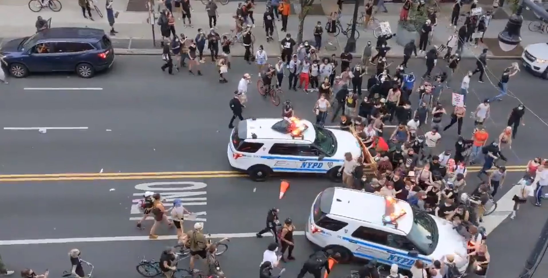 Περιπολικά χτυπούν διαδηλωτές στη Νέα Υόρκη [Βίντεο]