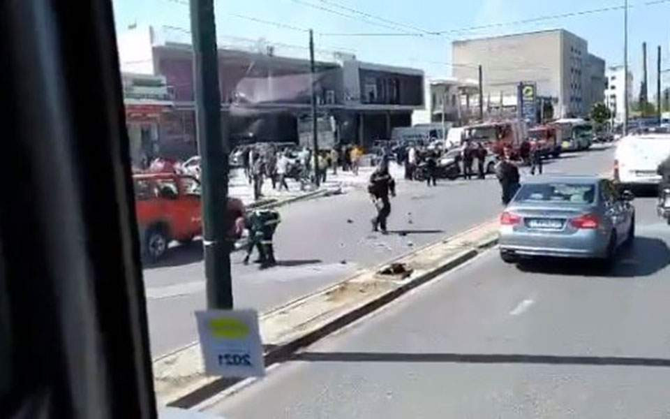 Φορτηγό εξετράπη της πορείας του στην Πειραιώς και μπήκε σε μαγαζί