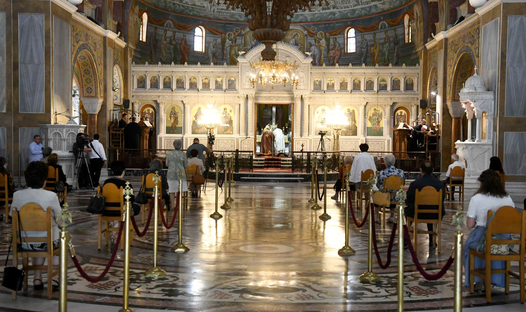 Κοροναϊός: Χαλαρώνουν τα μέτρα για τις εκκλησίες
