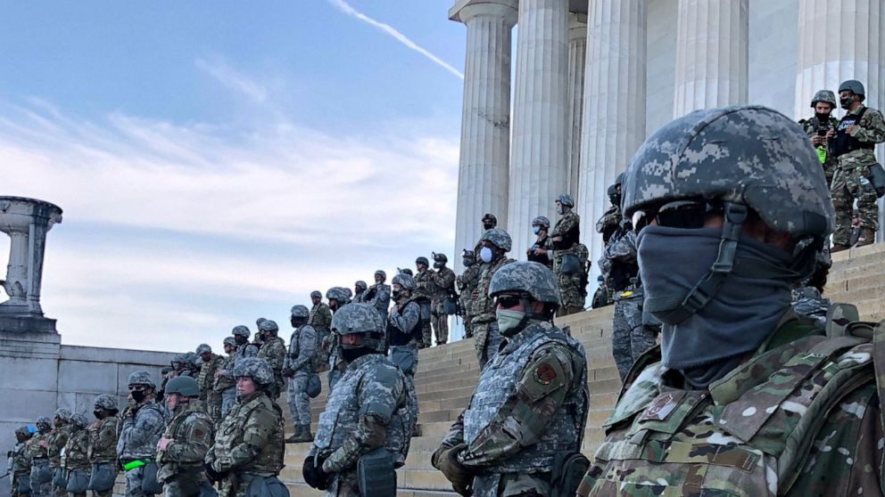 Oι εικόνες του στρατού στο μνημείο του Λίνκολν κάνουν το γύρο του κόσμου