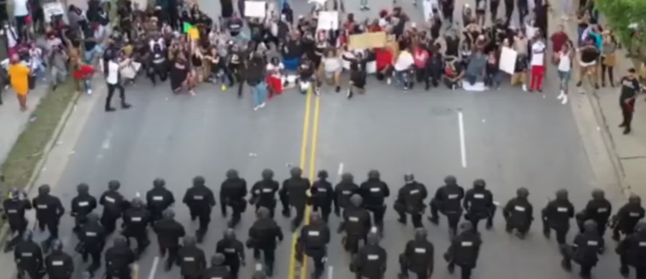 ΗΠΑ: Αστυνομικοί στη Βόρεια Καρολίνα γονατίζουν μπροστά σε διαδηλωτές [Βίντεο]