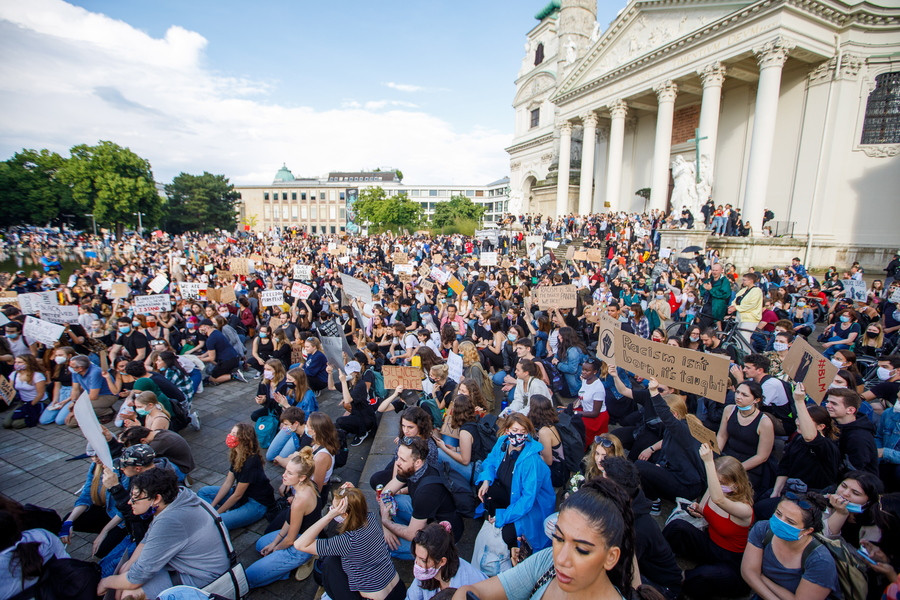 Πρωτοφανής αριθμός διαδηλωτών στη Βιέννη: No justice, no peace