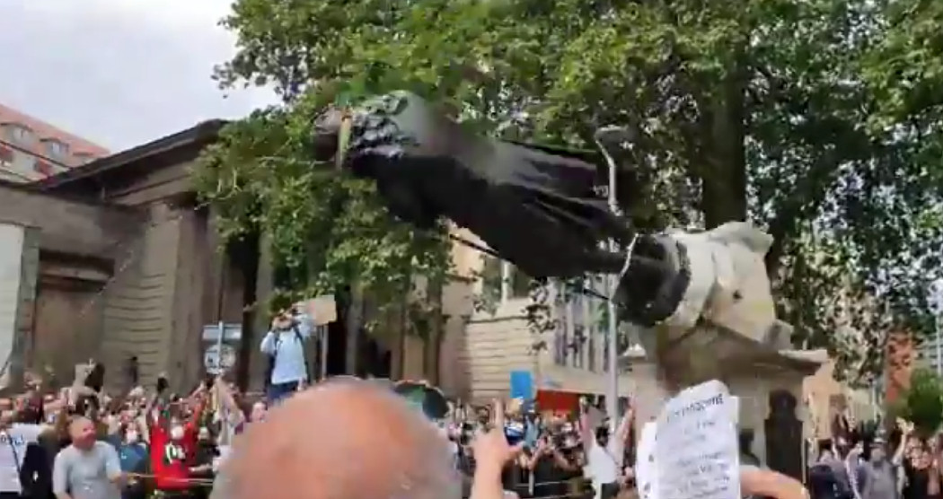 Μπρίστολ: Διαδηλωτές γκρεμίζουν και πετούν στο λιμάνι άγαλμα εμπόρου σκλάβων [Βίντεο]