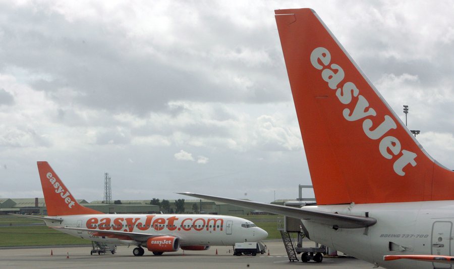 Με νέες απολύσεις απειλεί η Easy Jet