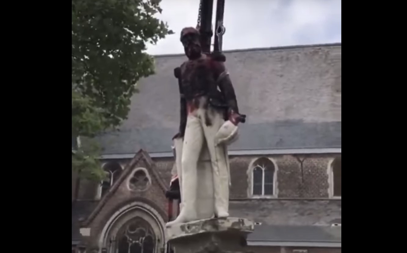 Βέλγιο: Ξηλώθηκε άγαλμα του Λεοπόλδου Β’ – Σύμβολο της αιματοβαμμένης αποικιοκρατίας στο Κονγκό [Βίντεο]